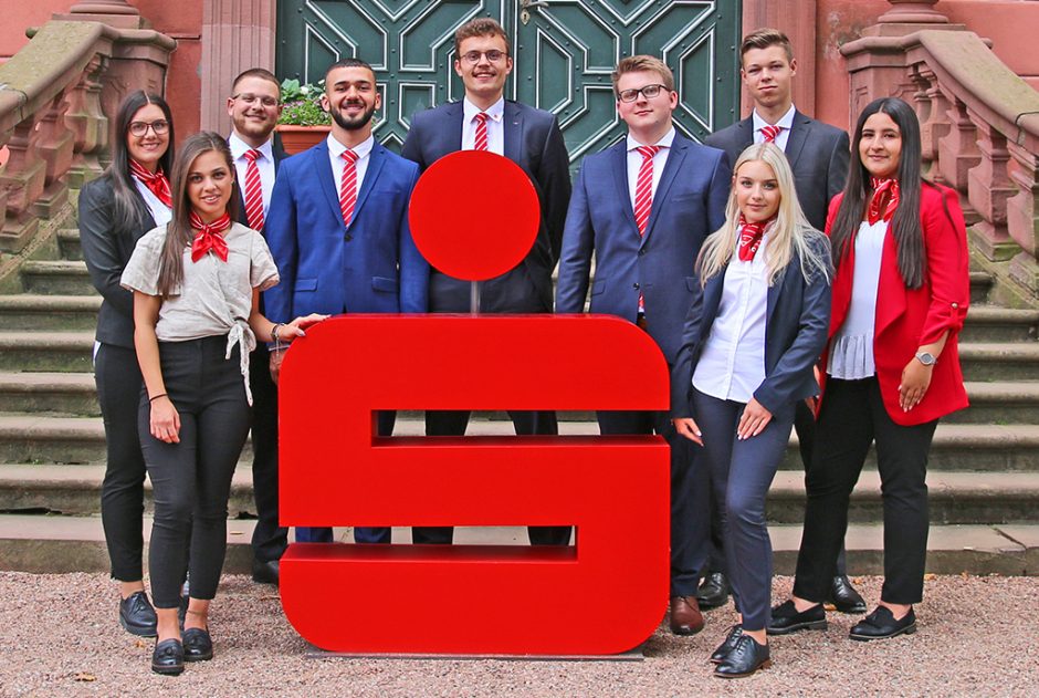 Azubis starten ihre berufliche Karriere bei der Sparkasse