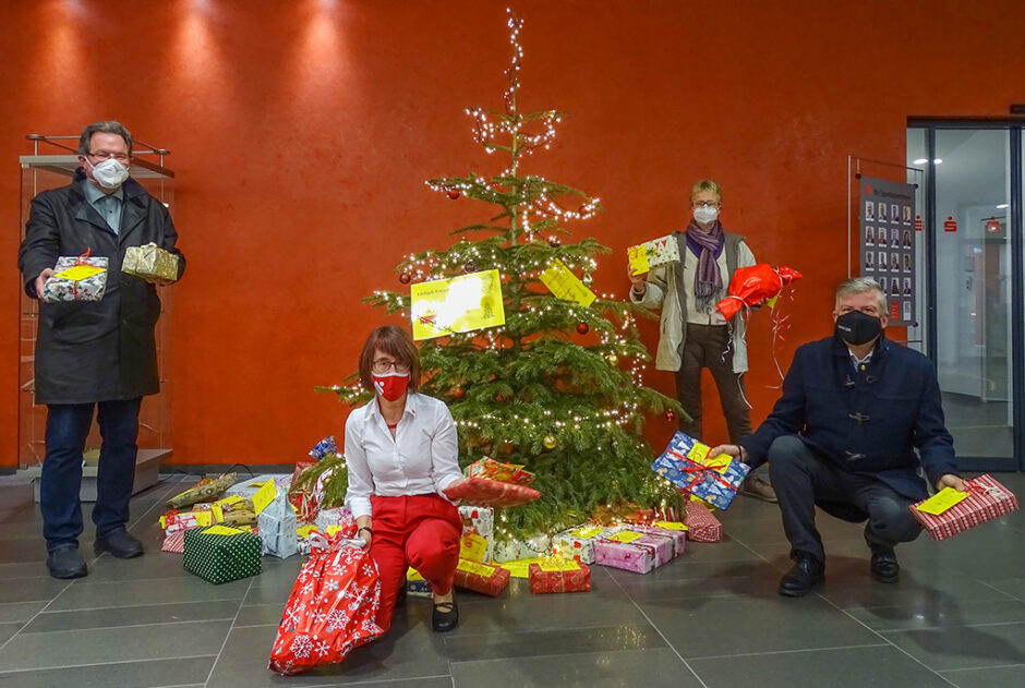 Einfach Freude schenken- Rotary und Sparkasse übergeben Geschenke an das Frauenhaus