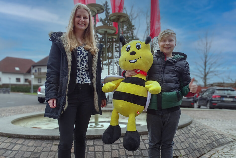Gewinnspiel Weltsparwochen 2021 – Übergabe der Biene „Lina“ an glückliche Gewinner