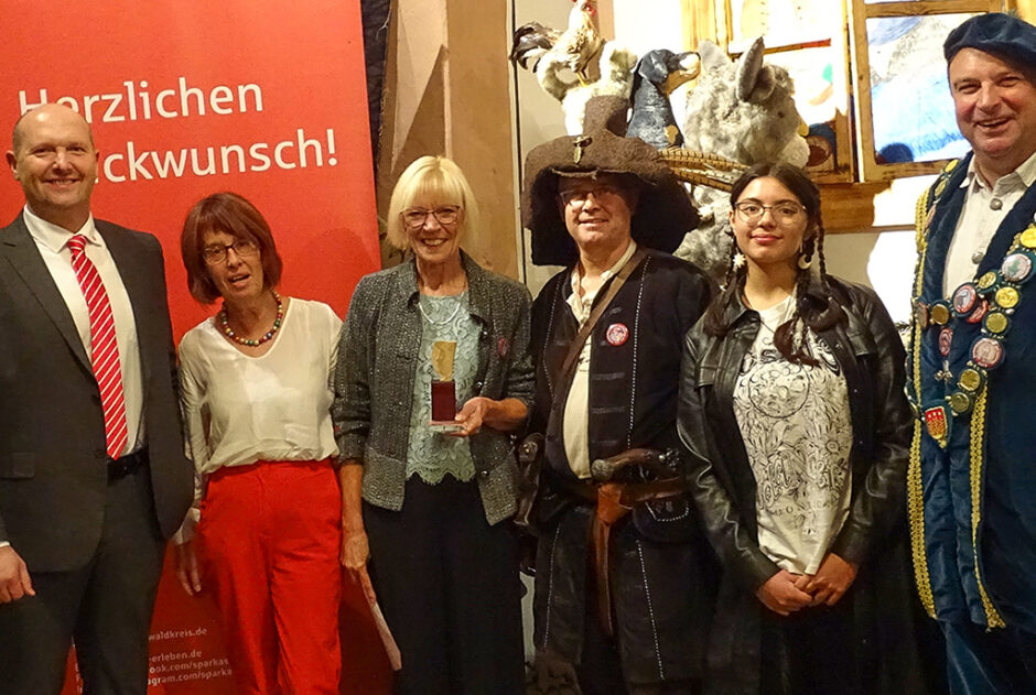 Sparkasse übergibt den „Wildweibchenpreis 2023“ an Märchenerzählerin Angelika Schreurs