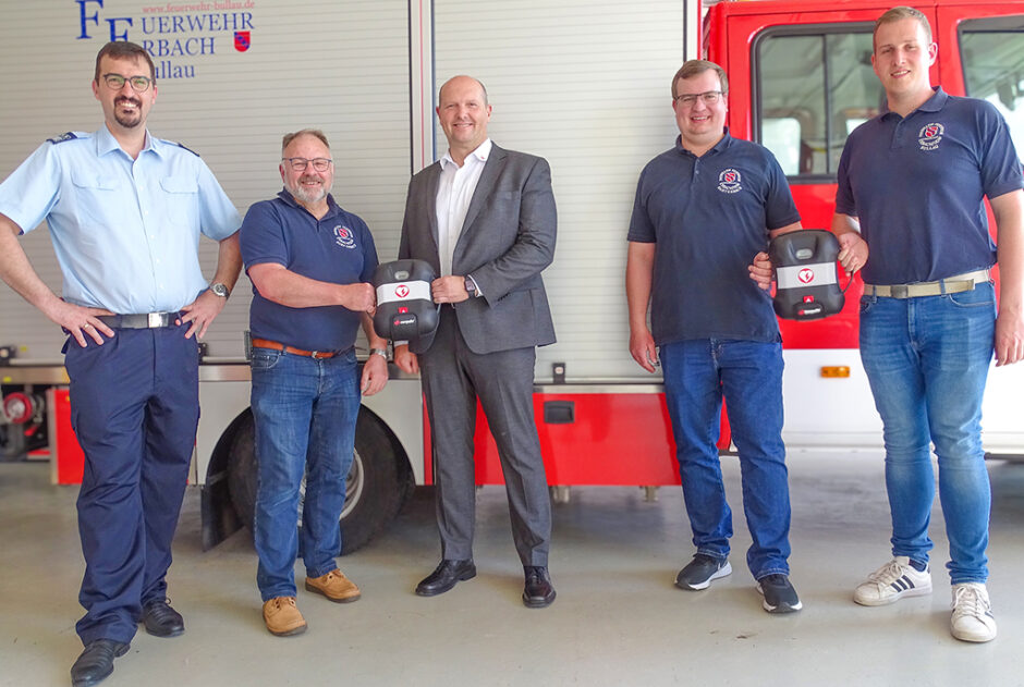 Neue Defibrillatoren für Erbacher Feuerwehren – Unterstützung durch die Stiftung der Sparkasse Odenwaldkreis